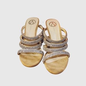 NWT - the wishbone Marina size US 7.5, beige